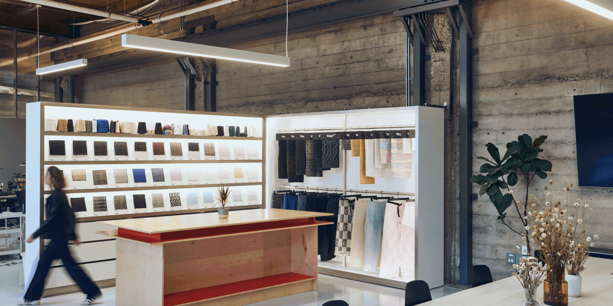 sticky-image--desktop